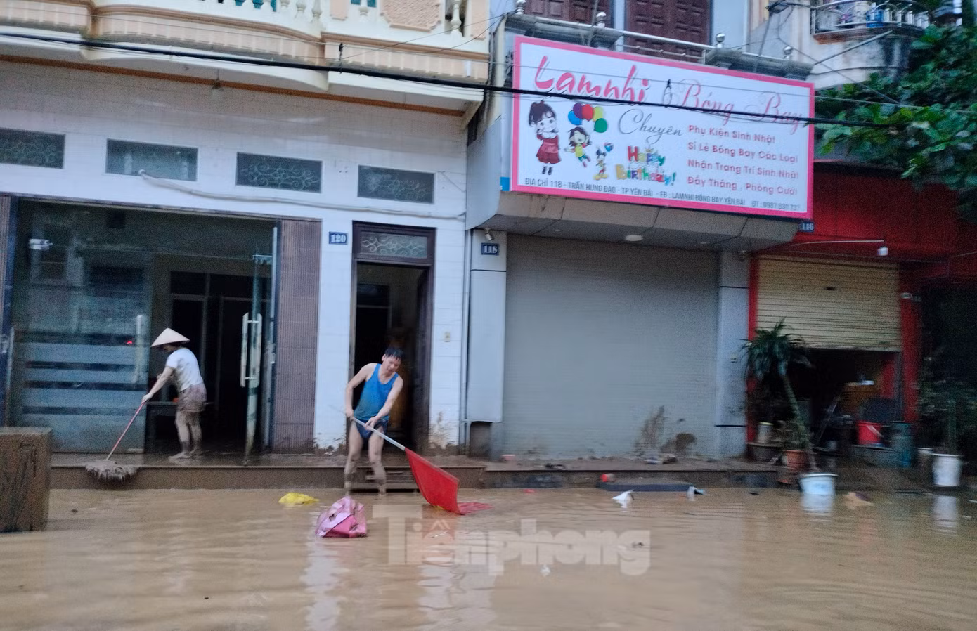 Theo báo cáo của Ban Chỉ huy phòng chống thiên tai và tìm kiếm cứu nạn tỉnh Yên Bái, đến 18h ngày 11/9, mưa lũ do ảnh hưởng của cơn bão số 3 trên địa bàn đã khiến 44 người chết và mất tích, 23 người bị thương.