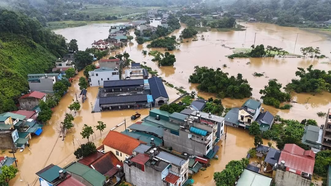 Bên cạnh thiệt hại về người, mưa lũ cũng khiến nhiều hộ dân phải sống trong tình trạng ngập úng nặng; có 50 ô tô và xe máy 70 xe cùng nhiều đồ dùng, vật dụng khác bị ngập nước. Bên cạnh thiệt hại về người, mưa lũ cũng khiến nhiều hộ dân phải sống trong tình trạng ngập úng nặng; có 50 ô tô và xe máy 70 xe cùng nhiều đồ dùng, vật dụng khác bị ngập nước.