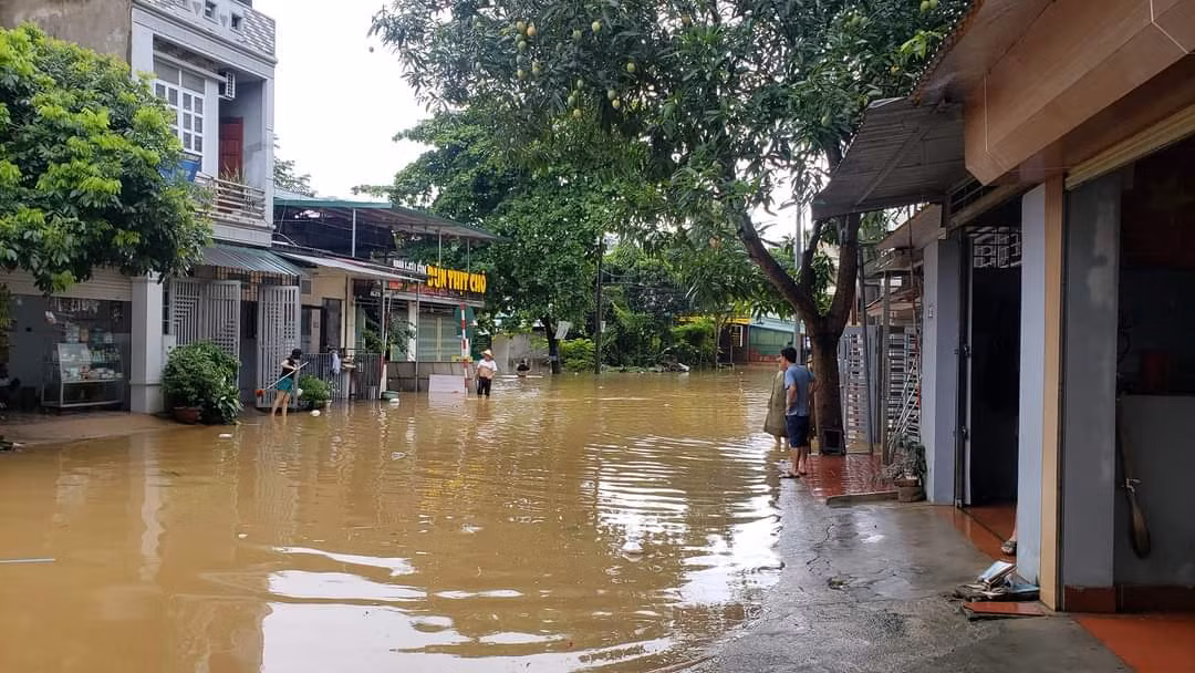 Ngay sau khi xảy ra mưa lớn, ngập úng, tỉnh Hà Giang đã chỉ đạo các đơn vị, lực lượng Công an, Quân sự của tỉnh, các huyện, thành phố chủ động ứng phó với các tình huống của mưa lũ, lũ quét, sạt lở đất gây ra, đảm bảo ANTT, TTATGT, xử lý các tình huống do thiên tai gây ra. Theo dõi chặt chẽ diễn biến của mưa lũ, đồng thời phối hợp với các lực lượng chức năng kiểm tra, rà soát các hộ dân đang sinh sống khu vực ven sông, ven suối, vùng trũng, thấp, vùng có nguy cơ cao xảy ra lũ quét, sạt lở đất, sẵn sàng triển khai các phương án sơ tán dân đến nơi an toàn. Ngay sau khi xảy ra mưa lớn, ngập úng, tỉnh Hà Giang đã chỉ đạo các đơn vị, lực lượng Công an, Quân sự của tỉnh, các huyện, thành phố chủ động ứng phó với các tình huống của mưa lũ, lũ quét, sạt lở đất gây ra, đảm bảo ANTT, TTATGT, xử lý các tình huống do thiên tai gây ra. Theo dõi chặt chẽ diễn biến của mưa lũ, đồng thời phối hợp với các lực lượng chức năng kiểm tra, rà soát các hộ dân đang sinh sống khu vực ven sông, ven suối, vùng trũng, thấp, vùng có nguy cơ cao xảy ra lũ quét, sạt lở đất, sẵn sàng triển khai các phương án sơ tán dân đến nơi an toàn.