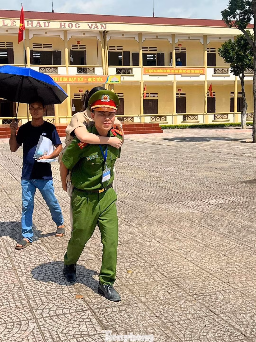 Trung úy Vũ Mạnh Cường cõng nữ sinh lớp 12 Nguyễn Thị Hồng Linh tham gia kỳ thi tốt nghiệp tại điểm thi Trường THPT Trung Nghĩa. Trung úy Vũ Mạnh Cường cõng nữ sinh lớp 12 Nguyễn Thị Hồng Linh tham gia kỳ thi tốt nghiệp tại điểm thi Trường THPT Trung Nghĩa.