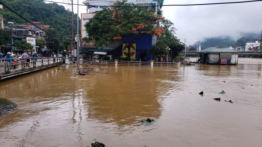 Nhiều tuyến phố trên địa bàn thành phố Hà Giang ngập sâu trong nước. Nhiều tuyến phố trên địa bàn thành phố Hà Giang ngập sâu trong nước.
