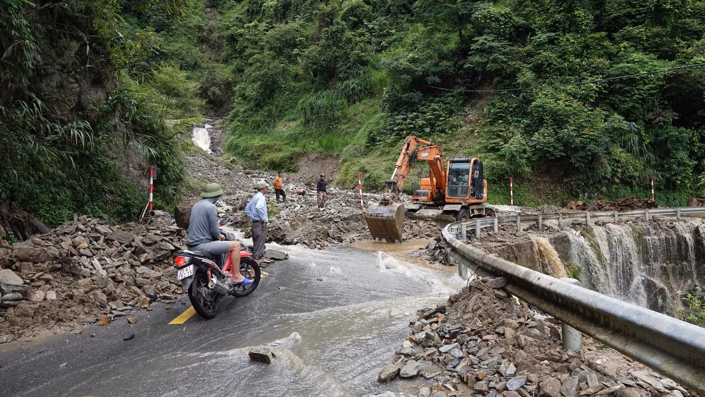 Ngay sau khi xảy ra sạt lở, gây ách tắc giao thông, huyện Mù Cang Chải đã chỉ đạo lực lượng công an tham gia ứng trực tại các điểm sự cố, hướng dẫn phân luồng giao thông, không để các phương tiện qua lại, tránh thiệt hại về người và tài sản. Ngay sau khi xảy ra sạt lở, gây ách tắc giao thông, huyện Mù Cang Chải đã chỉ đạo lực lượng công an tham gia ứng trực tại các điểm sự cố, hướng dẫn phân luồng giao thông, không để các phương tiện qua lại, tránh thiệt hại về người và tài sản.