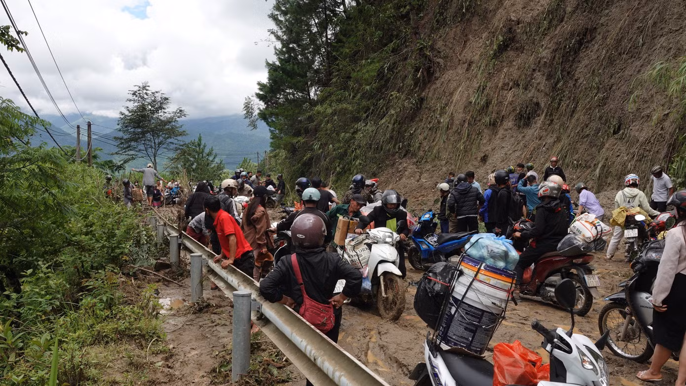 Việc di chuyển qua đèo Khau Phạ gặp nhiều khó khăn, các đơn vị cùng người dân phải hỗ trợ mới có thể qua được các điểm sạt lở. Việc di chuyển qua đèo Khau Phạ gặp nhiều khó khăn, các đơn vị cùng người dân phải hỗ trợ mới có thể qua được các điểm sạt lở.