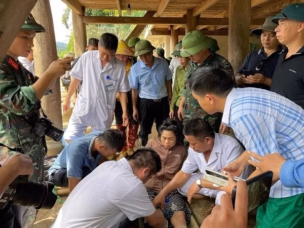 Chị Liên (vợ anh Luyến) hiện được điều trị tại Bệnh viện Đa khoa tỉnh Điện Biên. Chị Liên (vợ anh Luyến) hiện được điều trị tại Bệnh viện Đa khoa tỉnh Điện Biên.