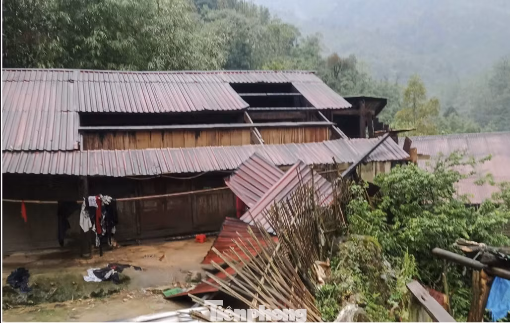 Mưa đá kèm dông lốc cũng khiến nhiều ngôi nhà tại Lào Cai bị tốc mái, hư hỏng. Mưa đá kèm dông lốc cũng khiến nhiều ngôi nhà tại Lào Cai bị tốc mái, hư hỏng.