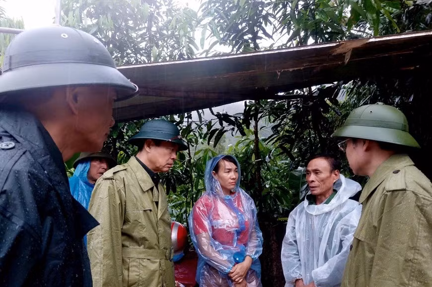 Ông Nguyễn Văn Sơn - Chủ tịch UBND tỉnh Hà Giang, trực tiếp đến hiện trường chỉ đạo công tác tìm kiếm nạn nhân mất tích, khắc phục hậu quả vụ sạt lở đất và động viên thân nhân những gia đình có người mất tích.