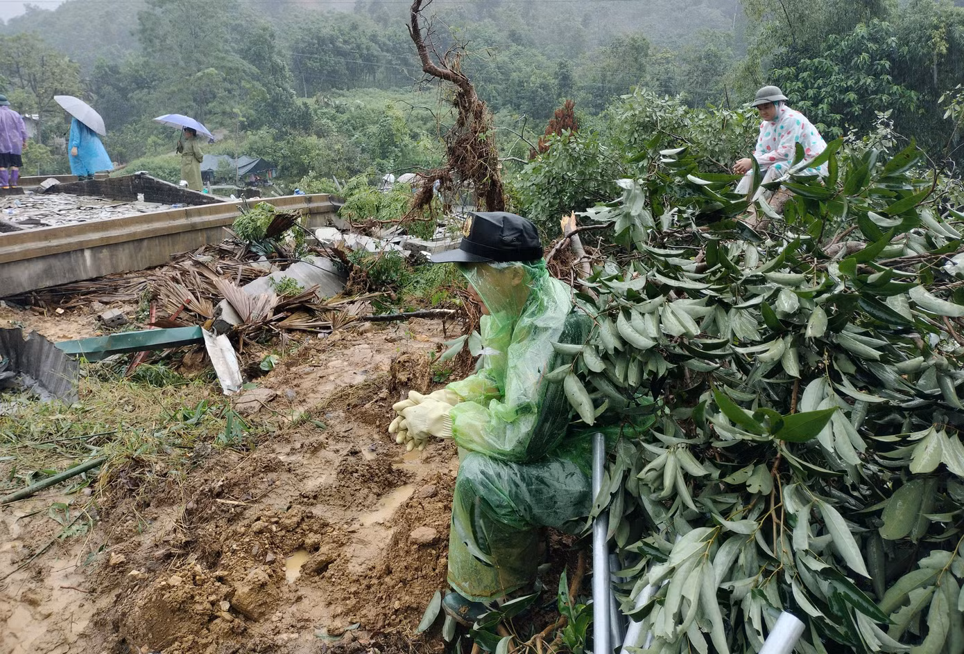 Các chiến sĩ bám hiện trường, dọn bùn đất, cây cối để tìm người mất tích và thông tuyến quốc lộ 2.