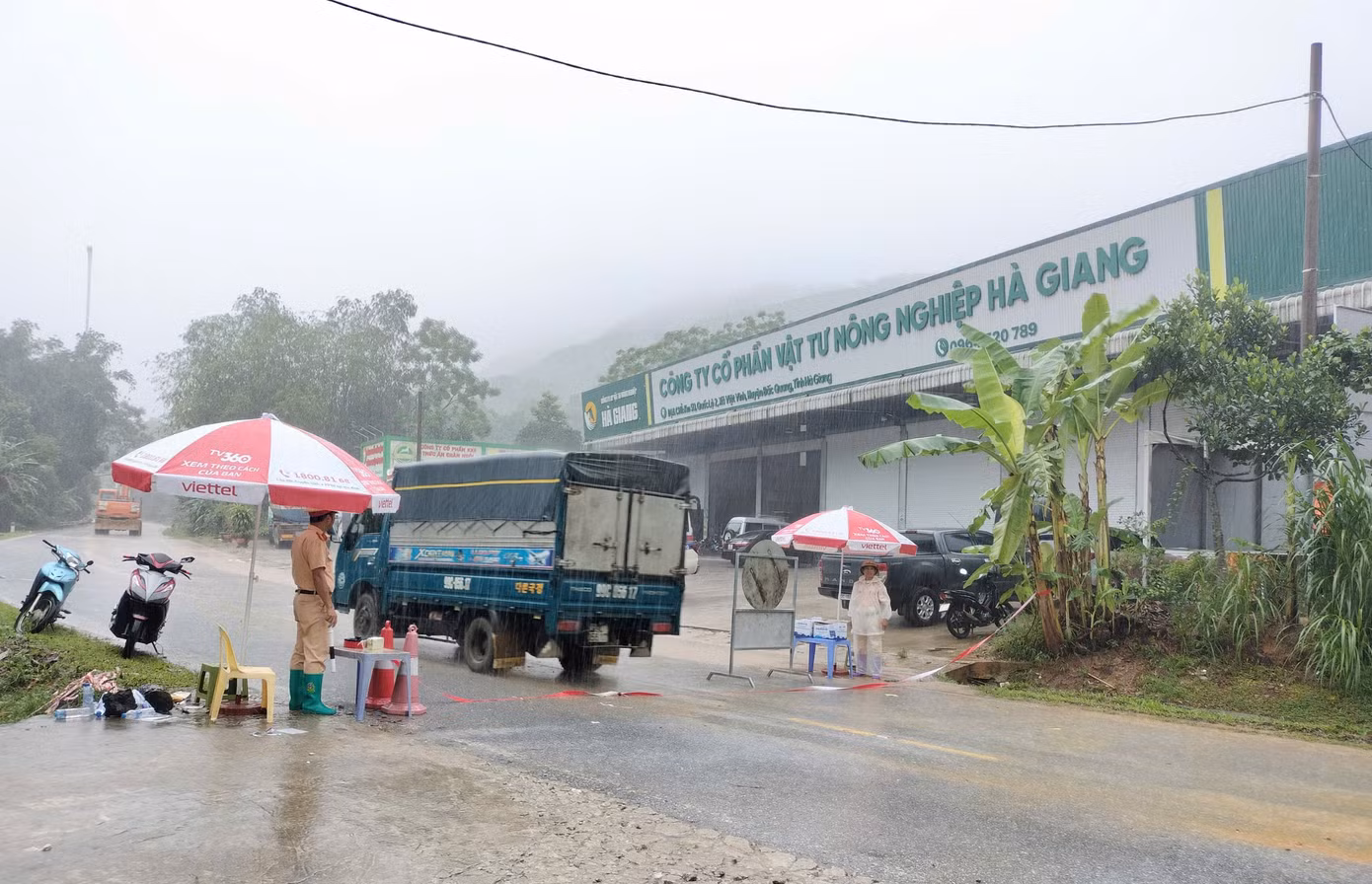 Ngay đầu điểm sạt lở, các chiến sĩ cảnh sát giao thông tổ chức phân luồng giao thông, hạn chế người và phương tiện qua lại khu vực.