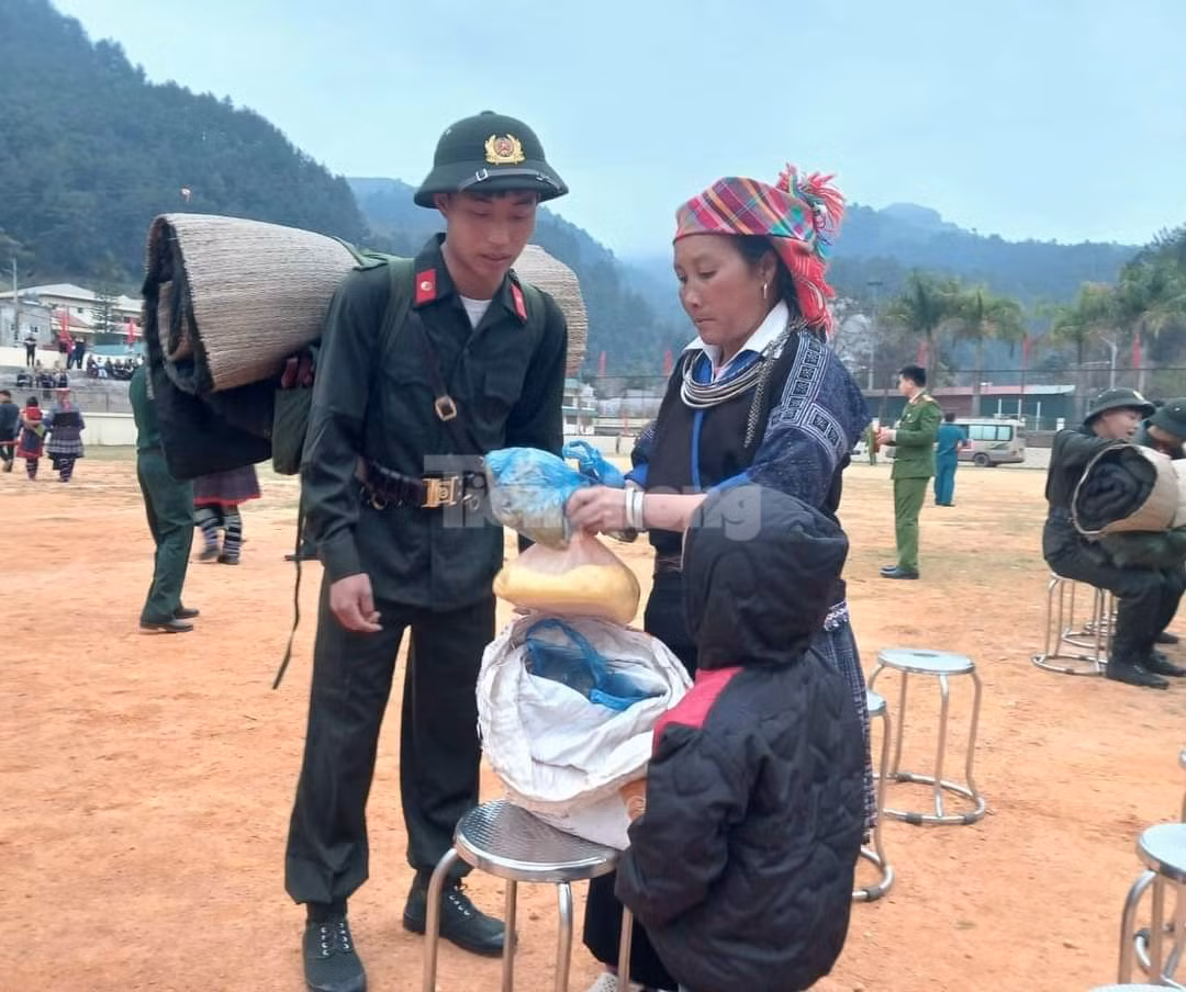 Những lời dặn dò, những gói bánh mì, đồ đạc mang theo của chàng trai người Mông Mù Cang Chải được người mẹ gói ghém cẩn thận. Những lời dặn dò, những gói bánh mì, đồ đạc mang theo của chàng trai người Mông Mù Cang Chải được người mẹ gói ghém cẩn thận.
