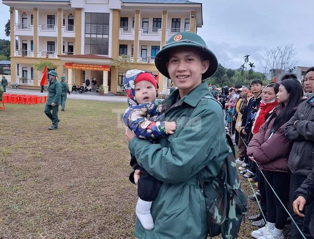 Tại toàn tỉnh, có 259 (chiếm gần 25%) tân binh là đảng viên; 20 tân binh có trình độ đại học và cao đẳng; 579 tân binh có trình độ THPT, còn lại là trình độ THCS… Ngoài ra, hàng trăm công dân các huyện, thị viết đơn tình nguyện lên đường nhập ngũ. Tại toàn tỉnh, có 259 (chiếm gần 25%) tân binh là đảng viên; 20 tân binh có trình độ đại học và cao đẳng; 579 tân binh có trình độ THPT, còn lại là trình độ THCS… Ngoài ra, hàng trăm công dân các huyện, thị viết đơn tình nguyện lên đường nhập ngũ.