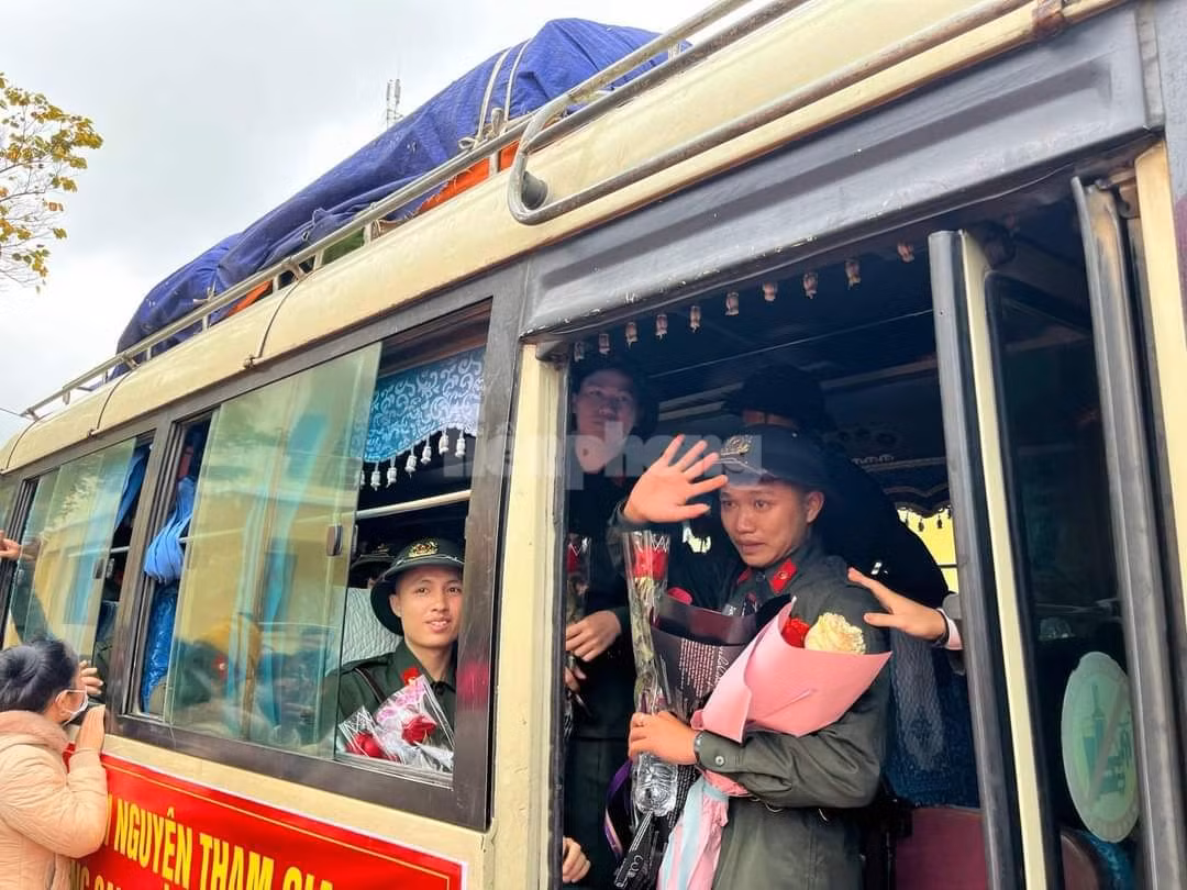 Trong những phút trước khi lên đường nhập ngũ, các chiến sĩ trẻ cũng không giấu được sự xúc động. Trong những phút trước khi lên đường nhập ngũ, các chiến sĩ trẻ cũng không giấu được sự xúc động.