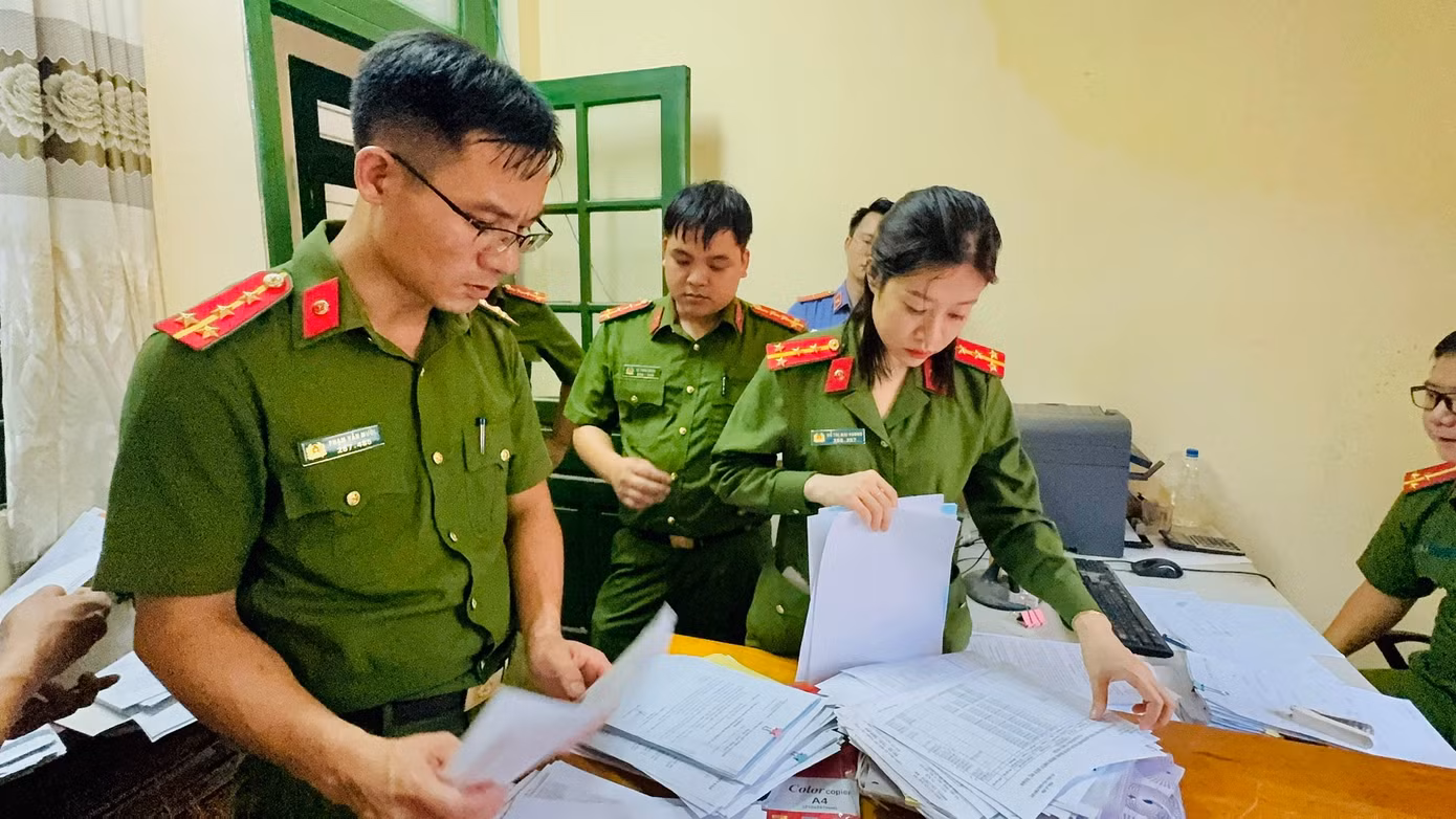 Khám xét nơi làm việc của Phạm Thị Mai. Ảnh: Thanh Tuấn. Khám xét nơi làm việc của Phạm Thị Mai. Ảnh: Thanh Tuấn.