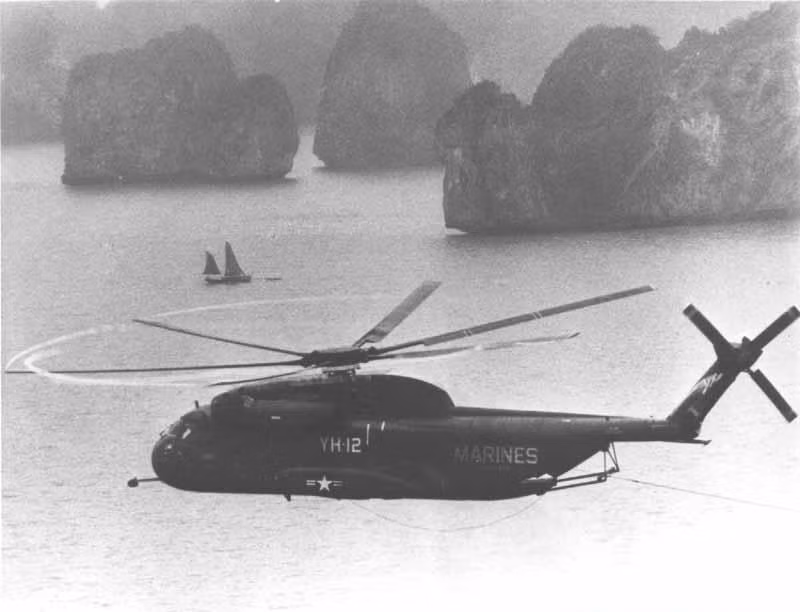 Trực thăng quét thủy lôi trên Vịnh Hạ Long