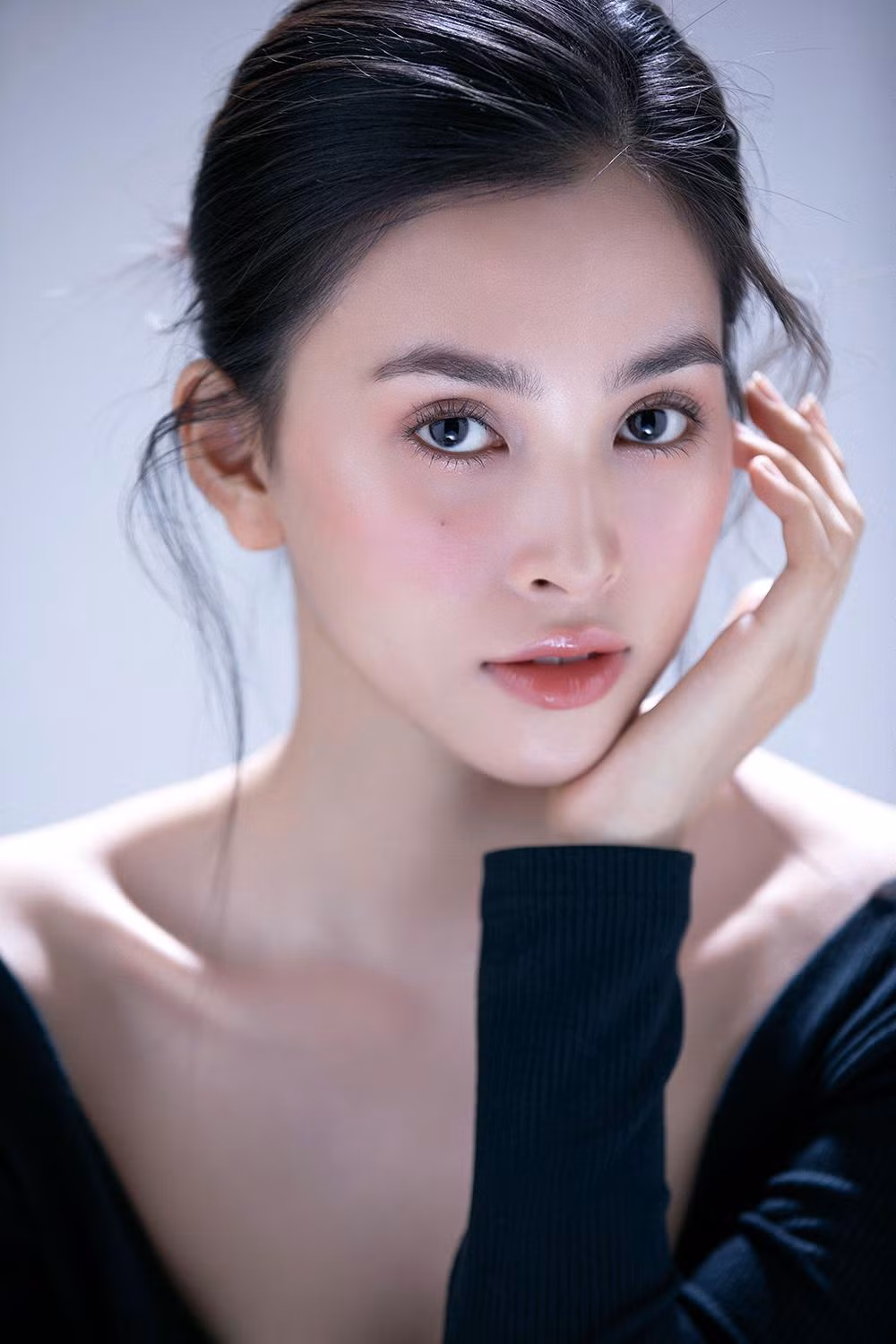 Sở hữu đôi mắt to tròn, đều đặn, Tiểu Vy toát lên thần thái cuốn hút tự nhiên và sự dịu dàng vốn có.