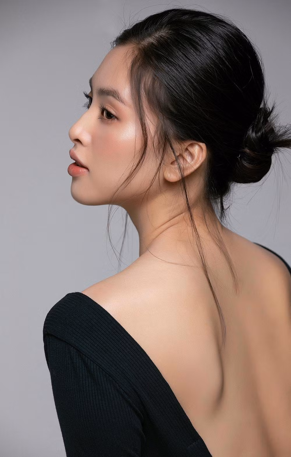 Có nhiều yếu tố ảnh hưởng đến thẩm mỹ khuôn mặt, trong đó sự hài hoà được các nhà nhân trắc học xem là yếu tố quan trọng nhất. Gương mặt của Hoa hậu Tiểu Vy là một trường hợp hiếm hoi đạt đến sự hài hòa đó.