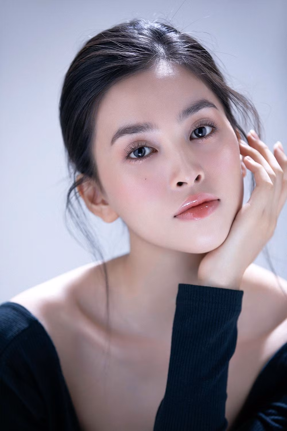 Được mệnh danh là “Hoa hậu của các hoa hậu” Tiểu Vy luôn khẳng định đẳng cấp nhan sắc của mình mỗi khi xuất hiện. Mới đây, nàng hậu vừa công bố những hình ảnh trong veo, nên thơ của mình khiến dân tình không khỏi ngẩn ngơ.