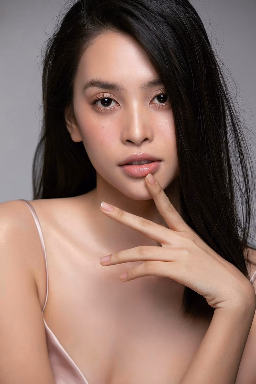 Hoa hậu Tiểu Vy còn có dáng mũi cao, thon gọn hài hòa và bờ môi căng mọng đang là tiêu chuẩn của vẻ đẹp hiện nay.