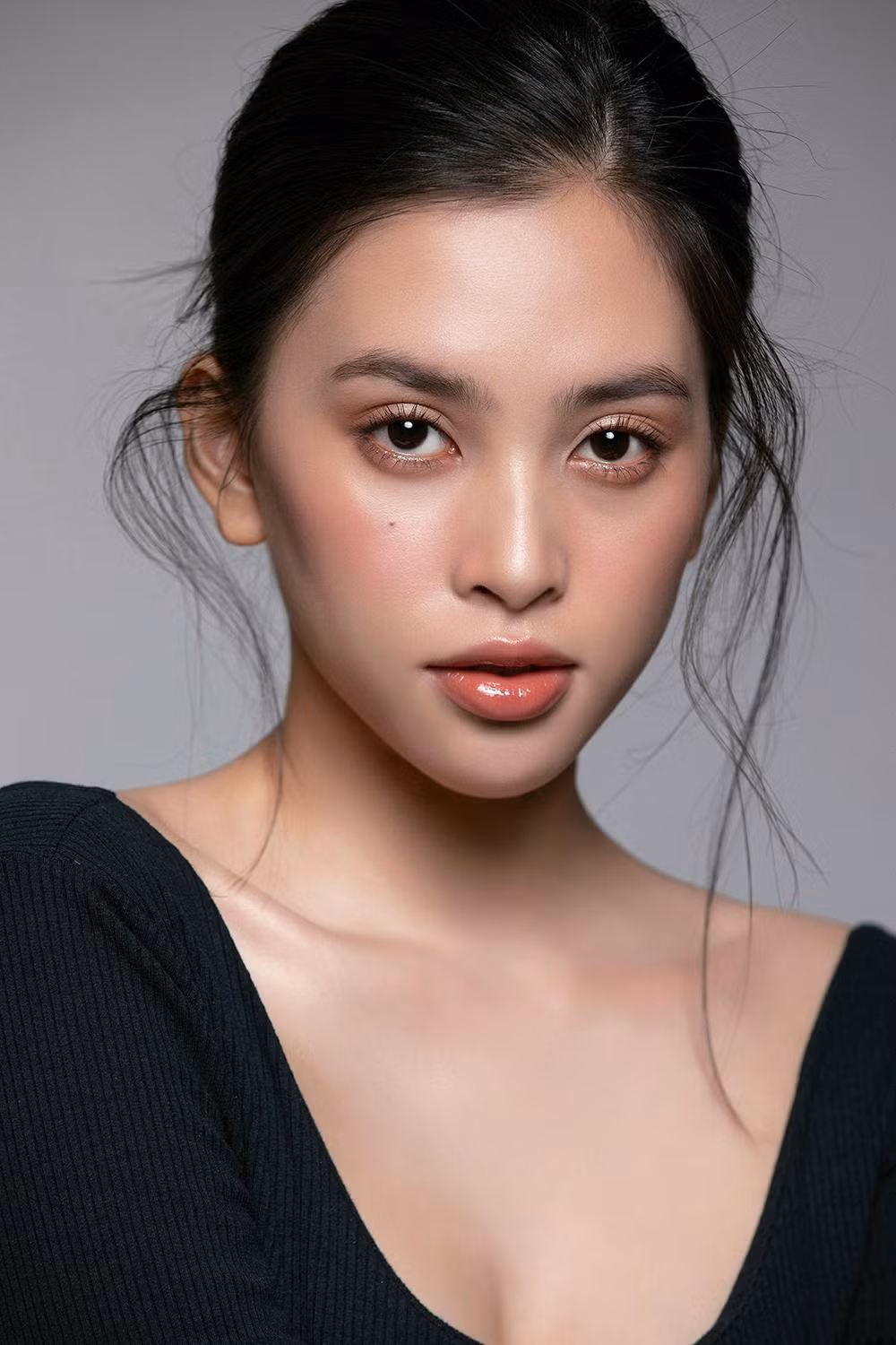 Trong lối trang điểm nhẹ nhàng như không, Tiểu Vy để lộ ngũ quan cực nét, thu hút mọi ánh nhìn.