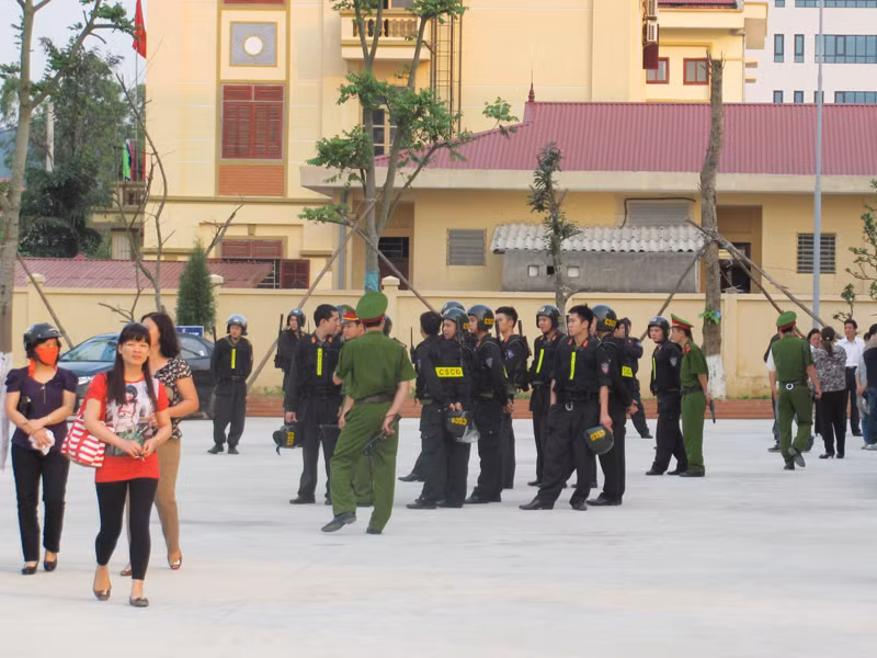 Rất đông công an đến bảo vệ phiên toà