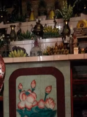 Điện thờ trong nhà bà Nghĩa