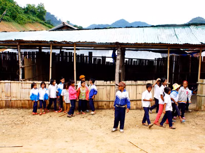 Giáo viên và học sinh tại điểm Trà Veo (Trà Xinh, Tây Trà, Quảng Ngãi) đón năm học mới trong túp lều tạm bợ. Ảnh: Nguyễn Thành