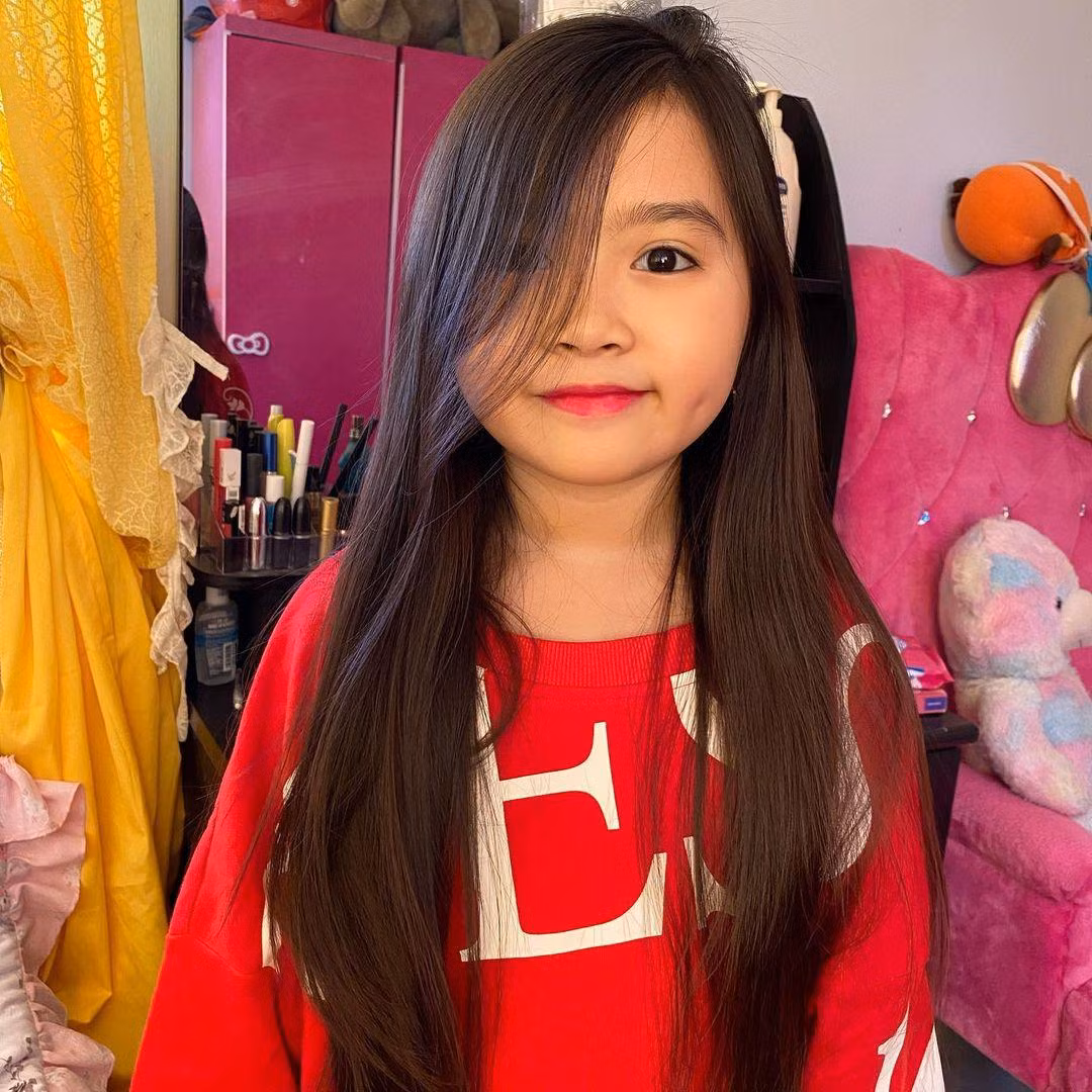 Không ngờ cô bé 5 tuổi năm nào đã lớn như vậy rồi . Rất nhiều người kỳ vọng tương lai cô bé sẽ trở thành một mỹ nhân.