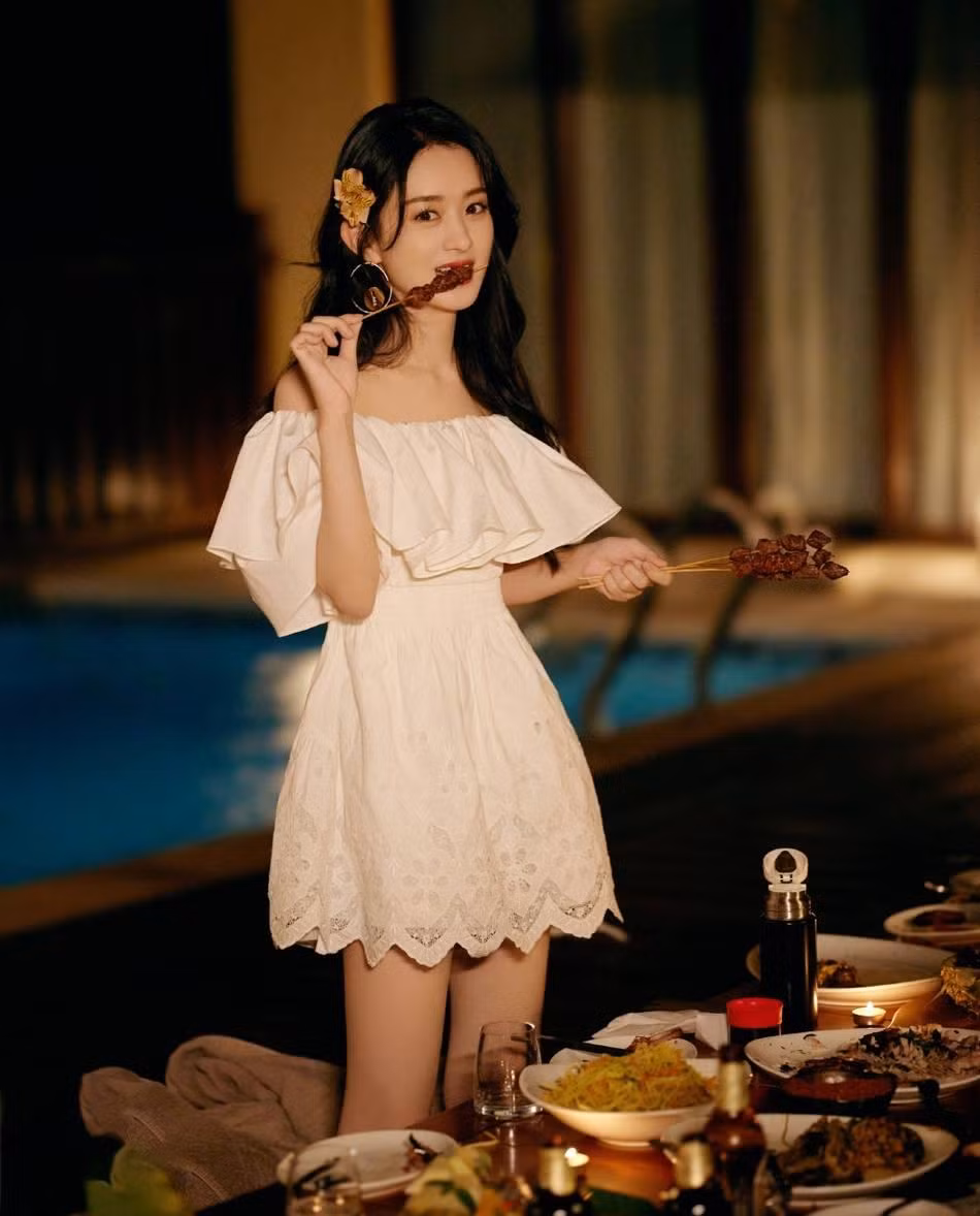 Hơn nữa so với Phùng Thiệu Phong, lịch sử tình ái của Triệu Lệ Dĩnh khá đơn điệu và tẻ nhạt. Bạn trai tin đồn duy nhất của cô là Trần Hiểu, nhưng Trần Hiểu đã kết hôn với Trần Hiên Nghi vào đầu năm 2015. Trong khi Phùng Thiệu Phong luôn mang trong mình tình yêu khắc cốt ghi tâm với Nghê Ni, và dính tin đồn với rất nhiều sao nữ như Lâm Y Thần, Dương Mịch..
