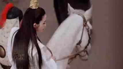 Hình ảnh Trương Mẫn trong bộ đồ trắng cưỡi ngựa, khoảnh khắc xoay người nhìn lại trong “Ma giáo giáo chủ Ỷ thiên đồ long ký” diễm lệ tới mức khiến bao người mê muội. Hình ảnh Trương Mẫn trong bộ đồ trắng cưỡi ngựa, khoảnh khắc xoay người nhìn lại trong “Ma giáo giáo chủ Ỷ thiên đồ long ký” diễm lệ tới mức khiến bao người mê muội.
