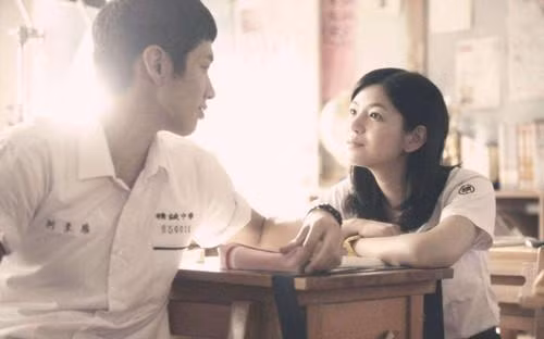 Tình yêu khi còn trẻ lướt qua như một cơn gió vội vàng, chưa kịp nắm tay đã vội vã nên cái kết cho thứ tình cảm xanh tươi này.