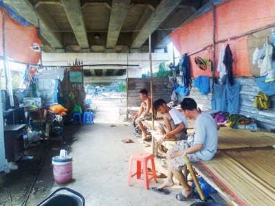 Sống dưới gầm cầu ở Nhà Bè