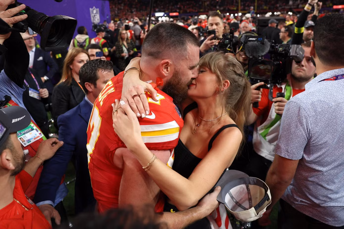 Taylor ôm hôn Travis mừng chiến thắng tại Super Bowl 2024. Ảnh: Page Six.