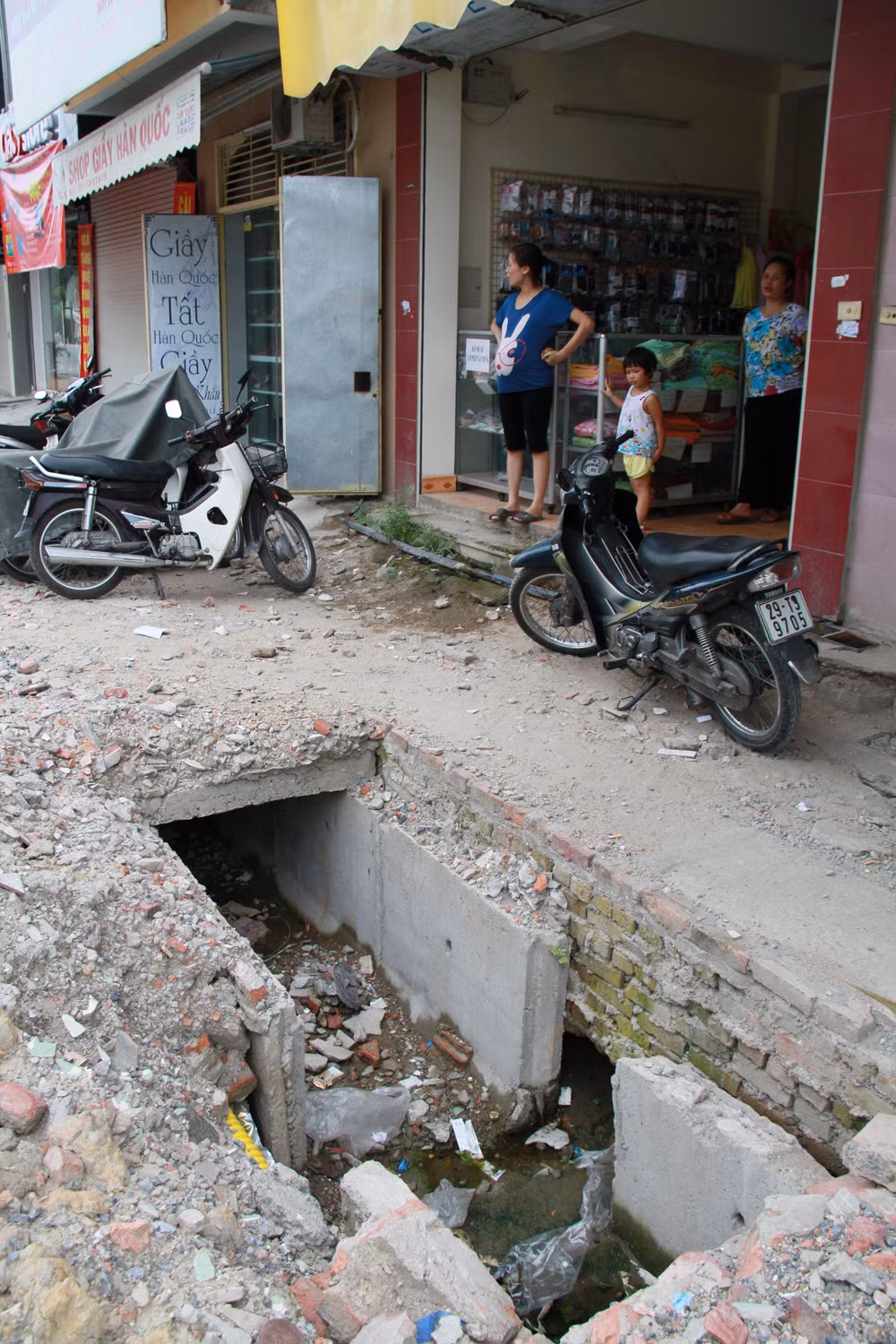 Những hố "tử thần" ngay trước cửa nhà, rất nguy hiểm đối với trẻ em. Ảnh: Trường Phong. Với những hố
