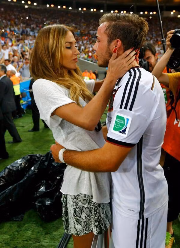 Bạn gái Goetze bất ngờ nổi tiếng nhờ màn 'khóa môi' trên sân ảnh 3