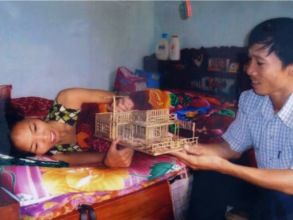 Đón nhận ngôi nhà mơ ước của chồng làm tặng từ những mẩu tre