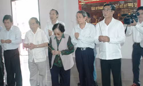 Nguyên Phó chủ tịch nước Nguyễn Thị Bình viếng Đại tướng Võ Nguyên Giáp