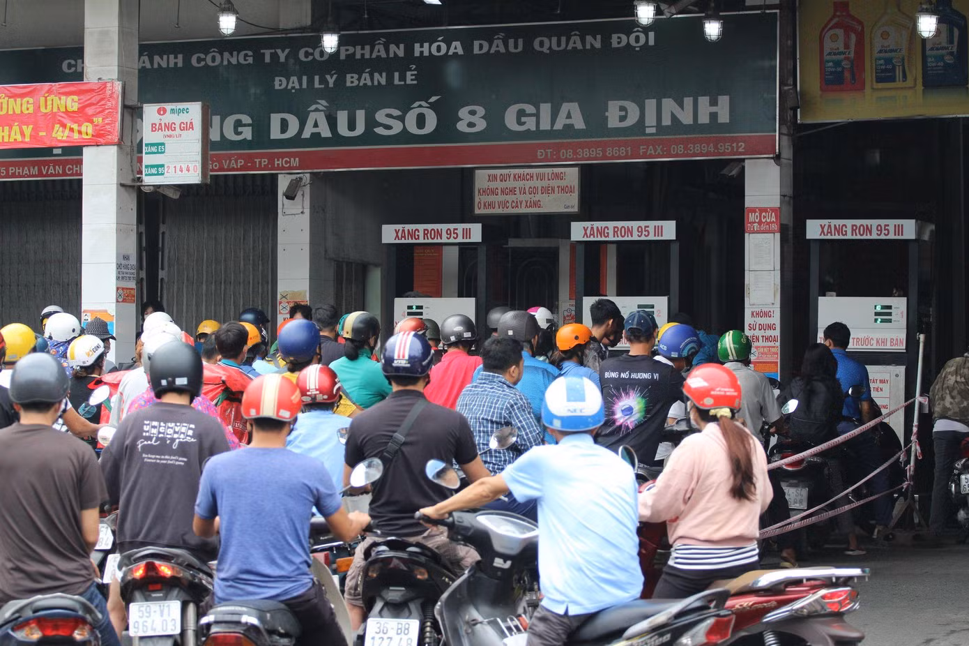 Tại cửa hàng xăng dầu Mipec tại giao lộ Phạm Văn Chiêu - Lê Văn Thọ, phường 9, quận Gò Vấp, TPHCM.