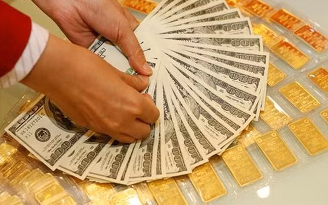 Giá USD trong nước tiếp đà tăng gây sức ép lên giá vàng. Giá USD trong nước tiếp đà tăng gây sức ép lên giá vàng.