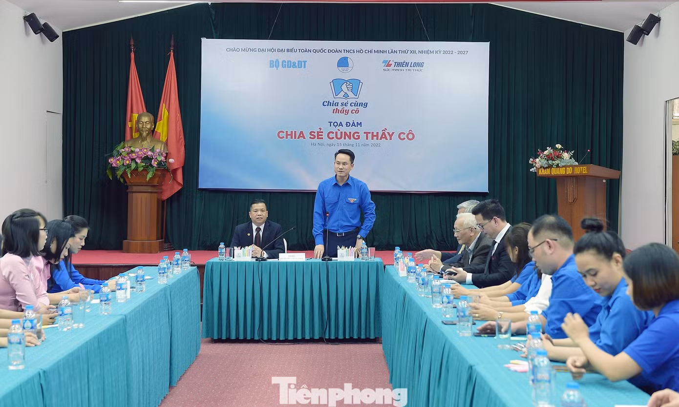 Anh Nguyễn Kim Quy và ông Trịnh Văn Hào chủ trì tọa đàm. Ảnh: Xuân Tùng