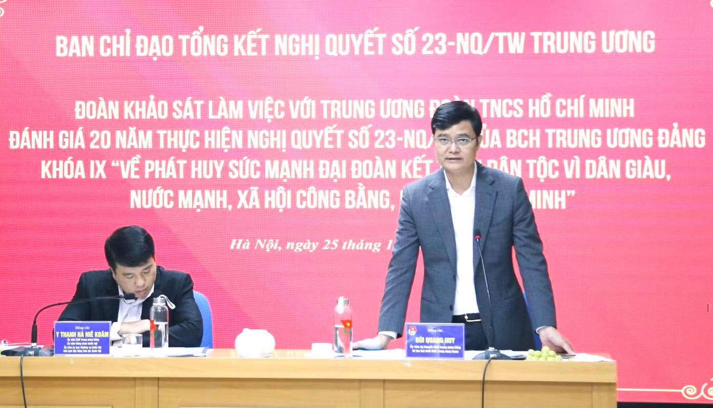 Anh Bùi Quang Huy trao đổi tại hội nghị. Anh Bùi Quang Huy trao đổi tại hội nghị.