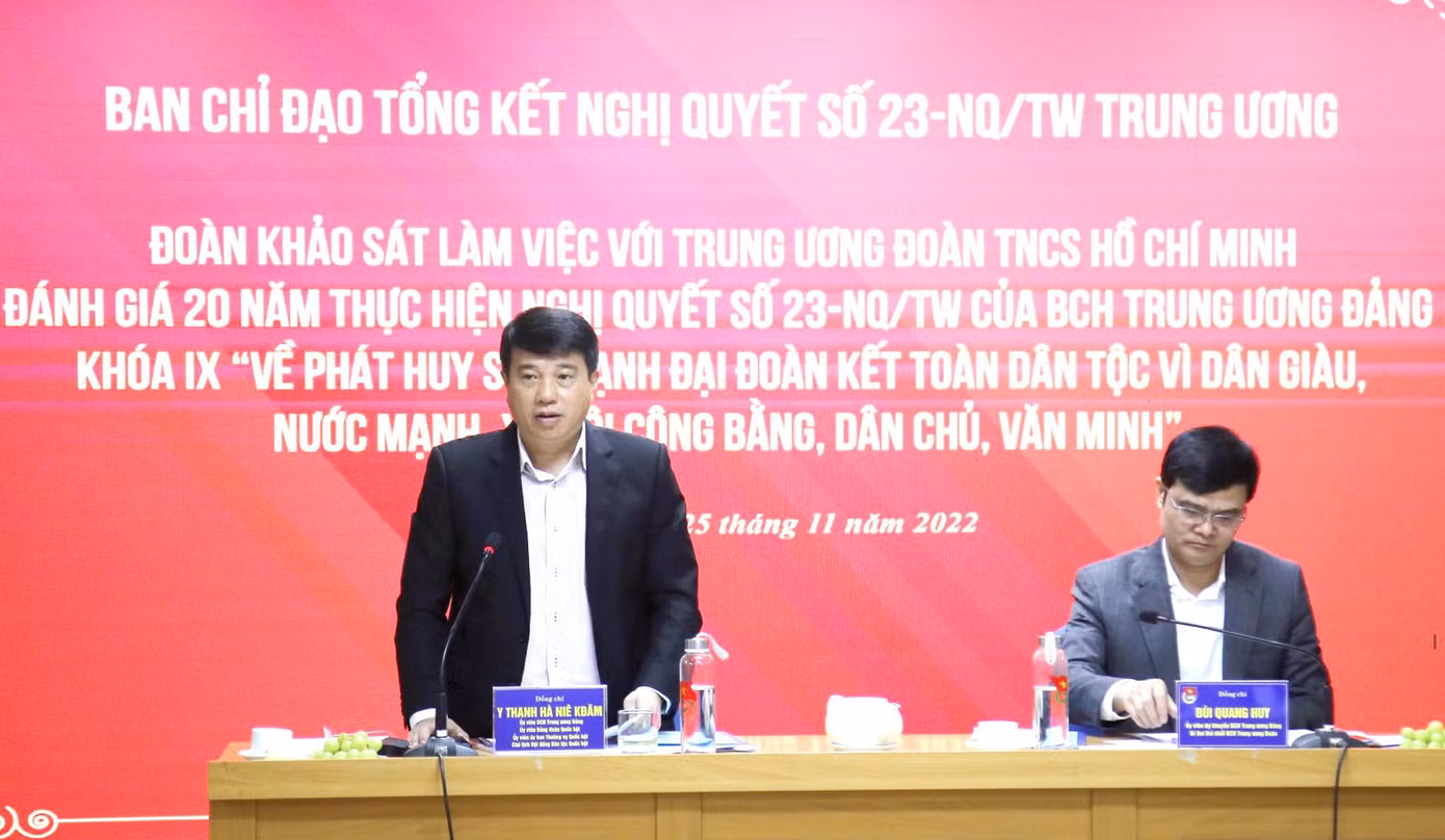Ông Y Thanh Hà Niê Kđăm kết luận tại hội nghị Ông Y Thanh Hà Niê Kđăm kết luận tại hội nghị