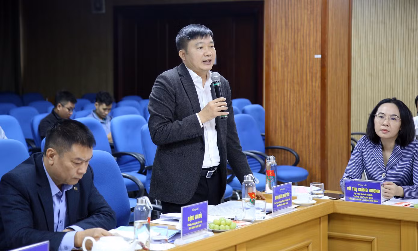 Các đại biểu phát biểu ý kiến, kiến nghị tại buổi làm việc. Các đại biểu phát biểu ý kiến, kiến nghị tại buổi làm việc.