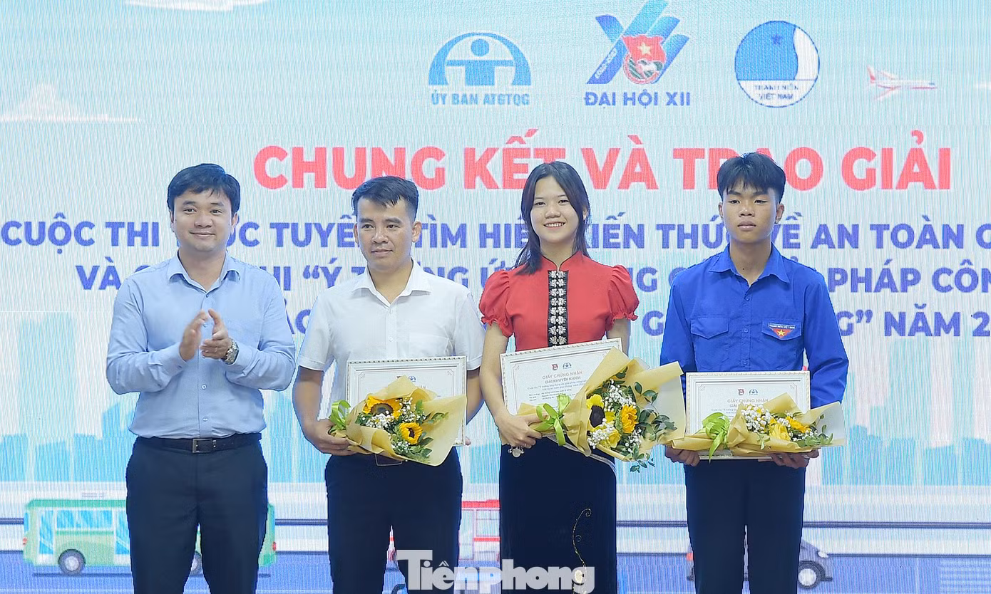 Các thí sinh đoạt giải Khuyến khích cuộc thi “Ý tưởng ứng dụng các giải pháp công nghệ đảm bảo trật tự an toàn giao thông” năm 2022. Ảnh: Xuân Tùng