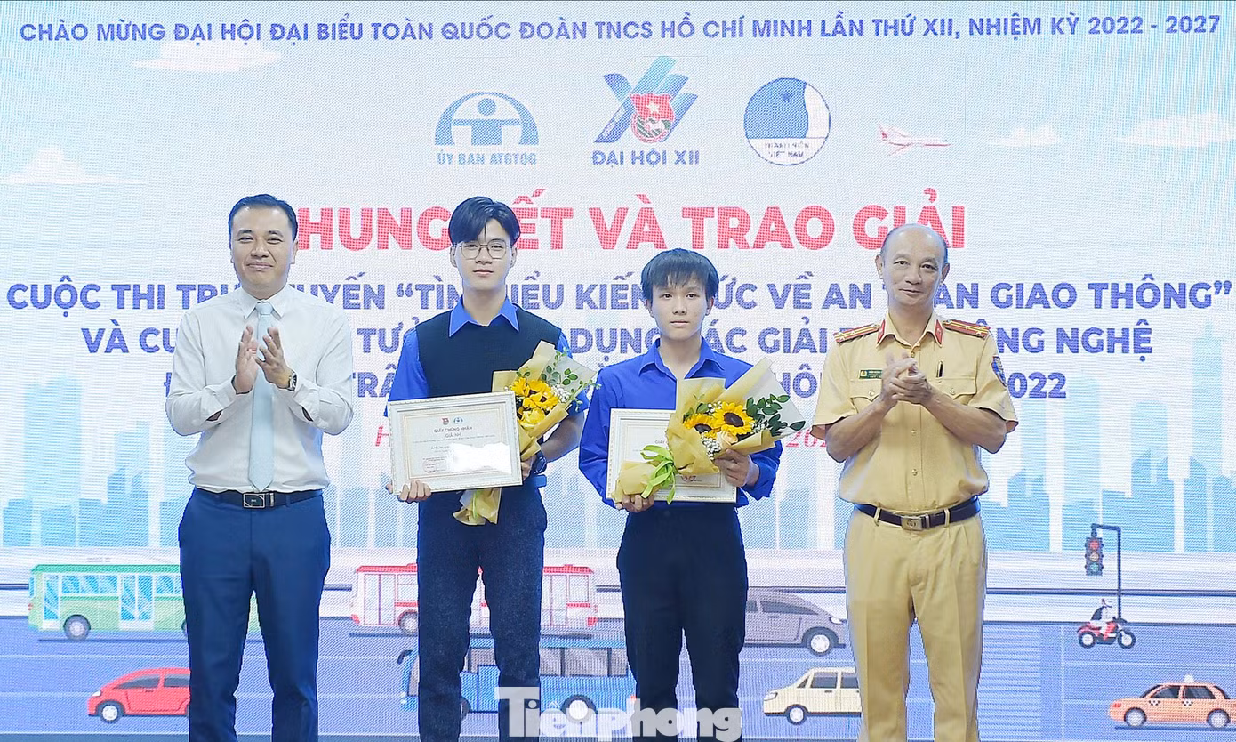 Các thí sinh đoạt giải Nhì cuộc thi “Thanh niên với văn hóa giao thông”. Ảnh: Xuân Tùng