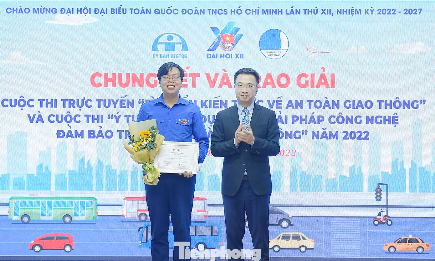 Anh Nguyễn Tường Lâm - Bí thư T.Ư Đoàn trao giải Nhất cho thí sinh Nguyễn Hoàng Phúc. Ảnh: Xuân Tùng