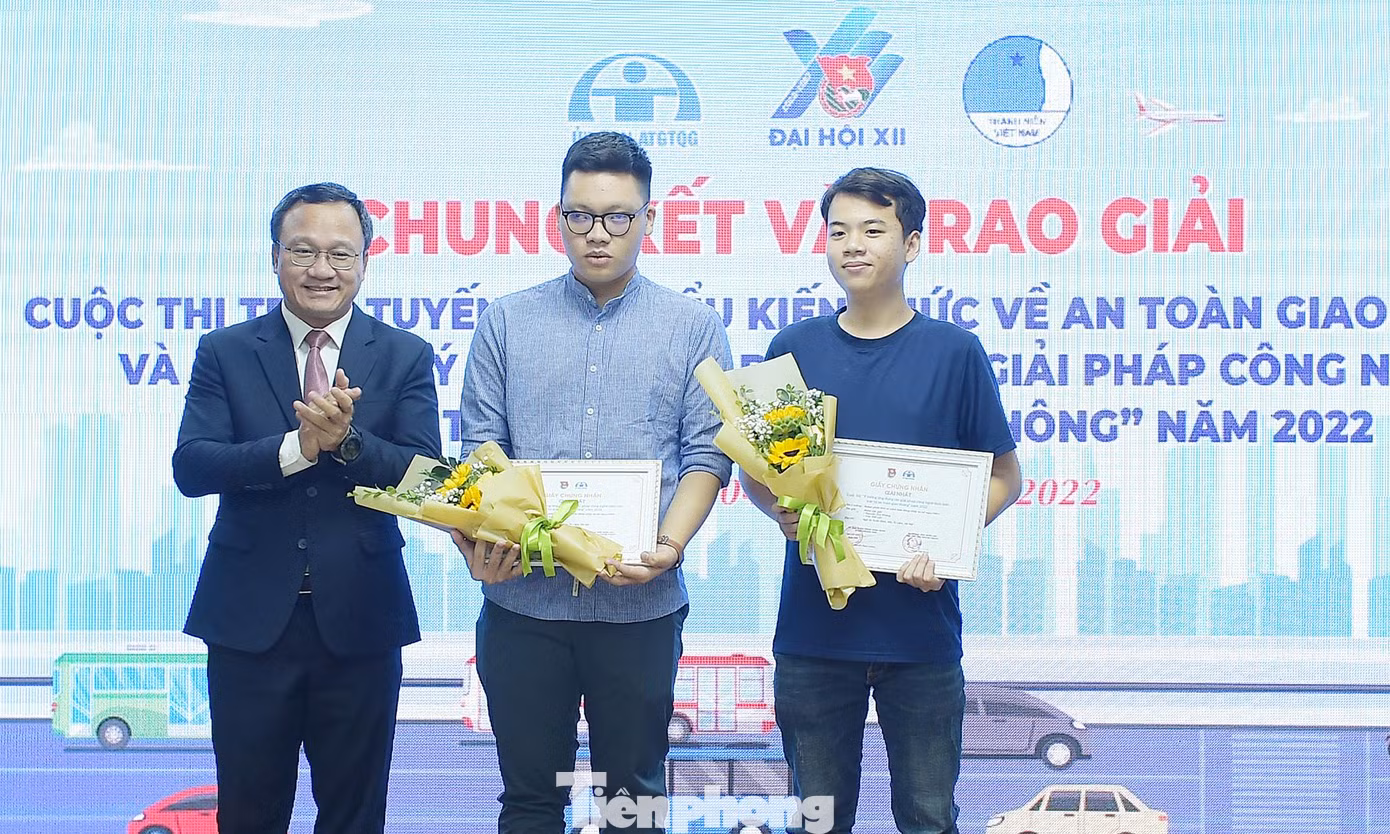 Ông Khuất Việt Hùng - Phó Chủ tịch chuyên trách Ủy ban ATGT Quốc gia trao giải Nhất cuộc thi cho ý tưởng "Robot phân tích và cảnh báo dòng chảy xa bờ nguy hiểm" của nhóm sinh viên ĐH Nội vụ Hà Nội. Ảnh: Xuân Tùng