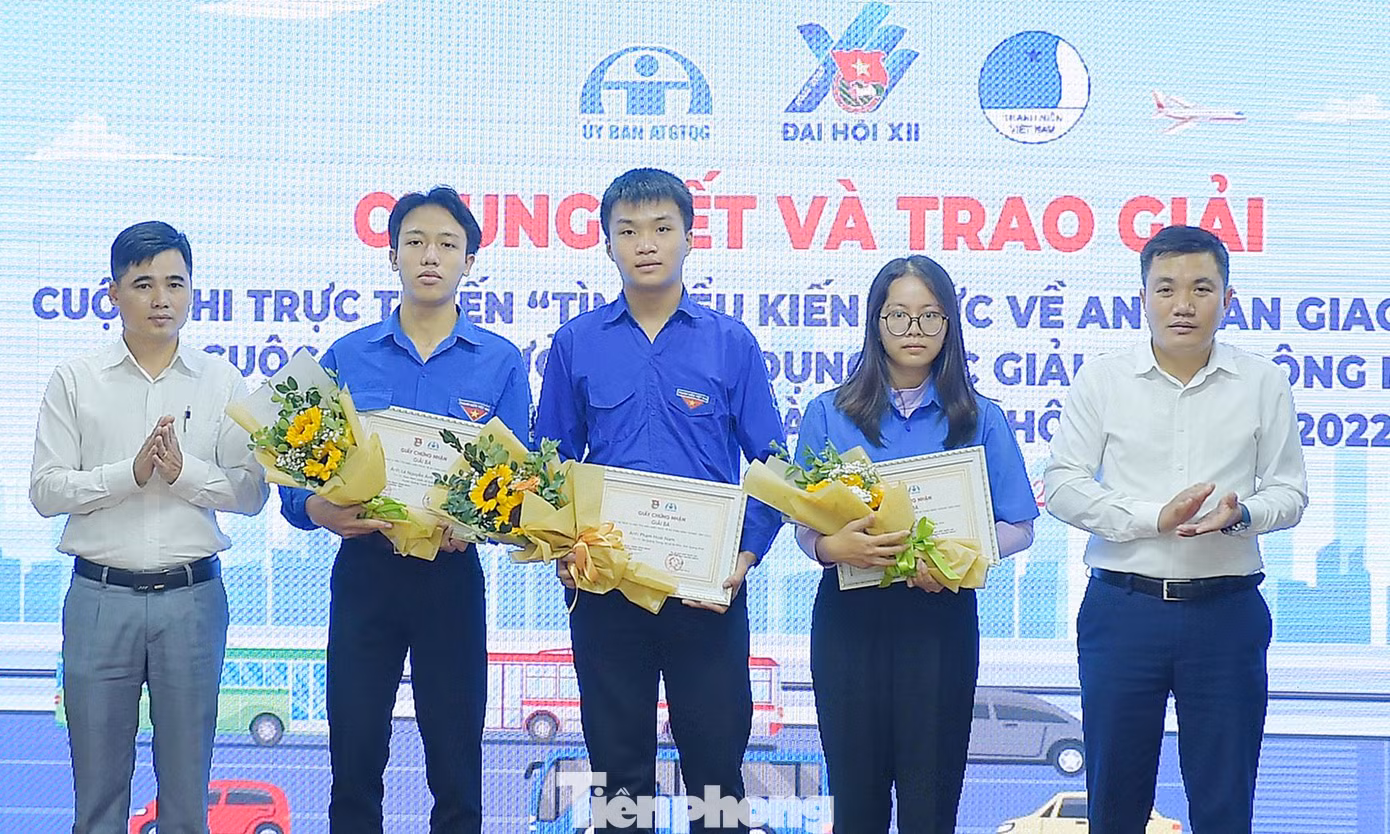 Các thí sinh đoạt giải Ba cuộc thi “Thanh niên với văn hóa giao thông”. Ảnh: Xuân Tùng