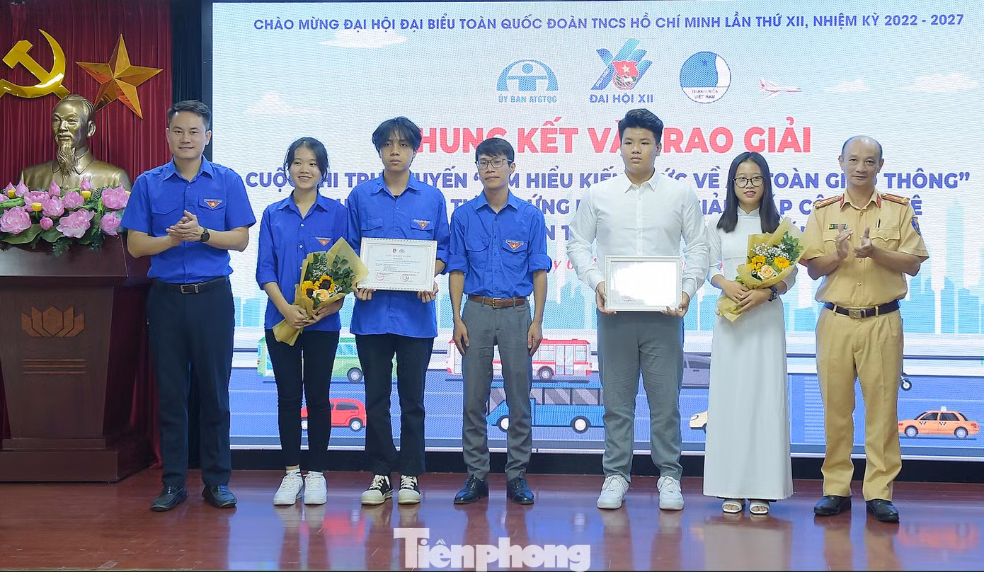Các thí sinh đoạt giải Nhì cuộc thi “Ý tưởng ứng dụng các giải pháp công nghệ đảm bảo trật tự an toàn giao thông” năm 2022. Ảnh: Xuân Tùng