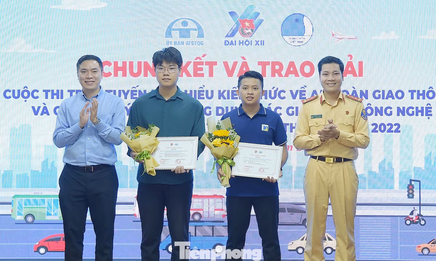 Các thí sinh đoạt giải Ba cuộc thi “Ý tưởng ứng dụng các giải pháp công nghệ đảm bảo trật tự an toàn giao thông” năm 2022. Ảnh: Xuân Tùng