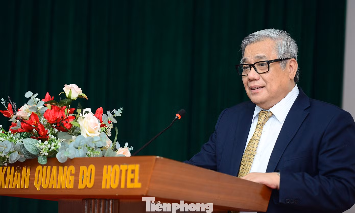 GS.TS Vũ Minh Giang trình bày tham luận tại tọa đàm. Ảnh: Dương Triều