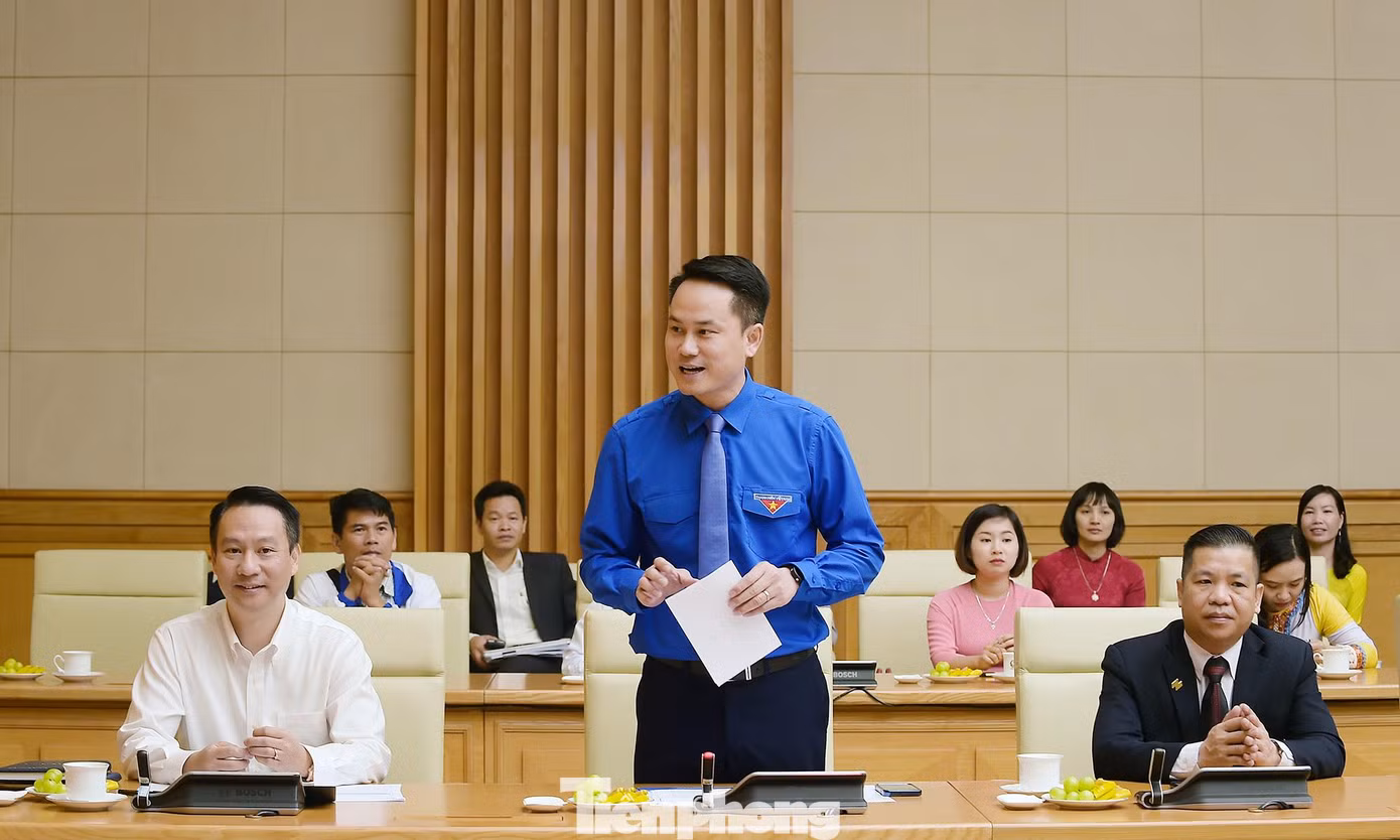 Anh Nguyễn Kim Quy báo cáo về chương trình "Chia sẻ cùng thầy cô" năm 2022. Ảnh: Xuân Tùng